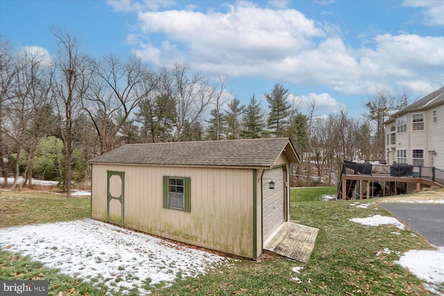 view of outdoor structure featuring a garage and a yard