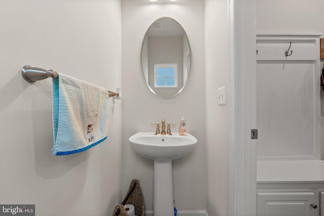 bathroom featuring sink