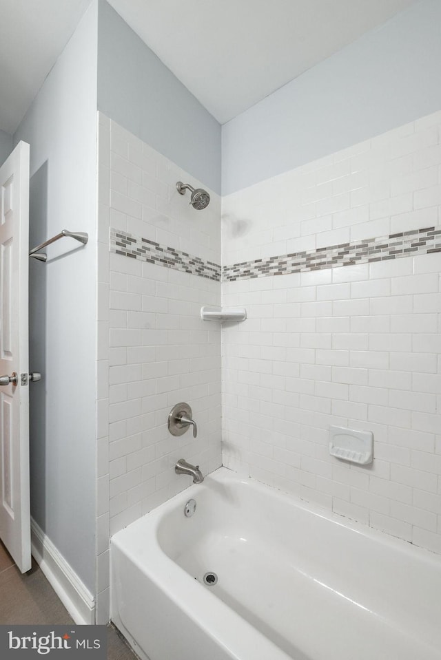 bathroom with tiled shower / bath combo