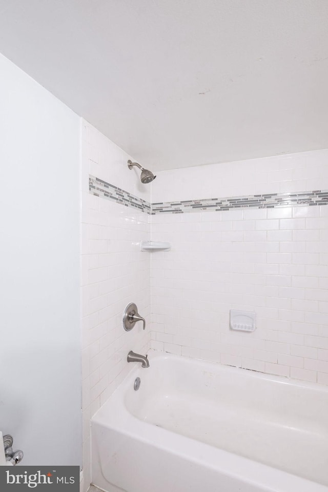 bathroom with tiled shower / bath combo