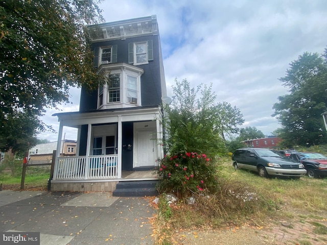 italianate home featuring a porch