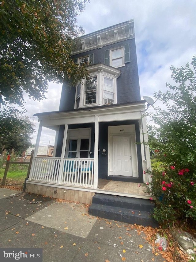 italianate-style house featuring a porch