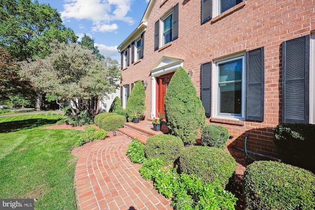 entrance to property featuring a yard