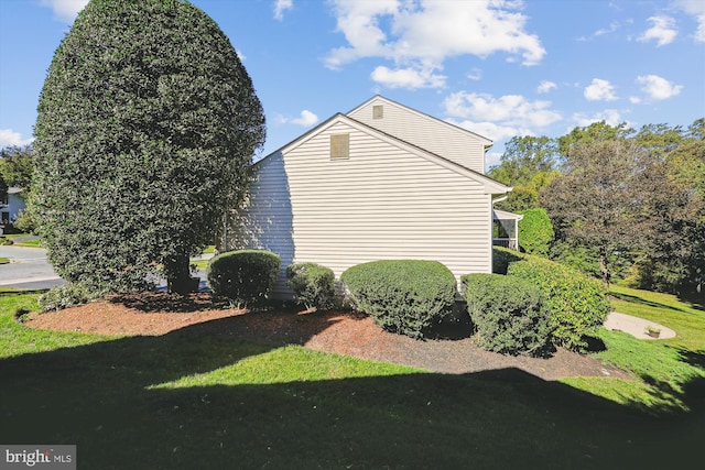 view of side of property featuring a yard