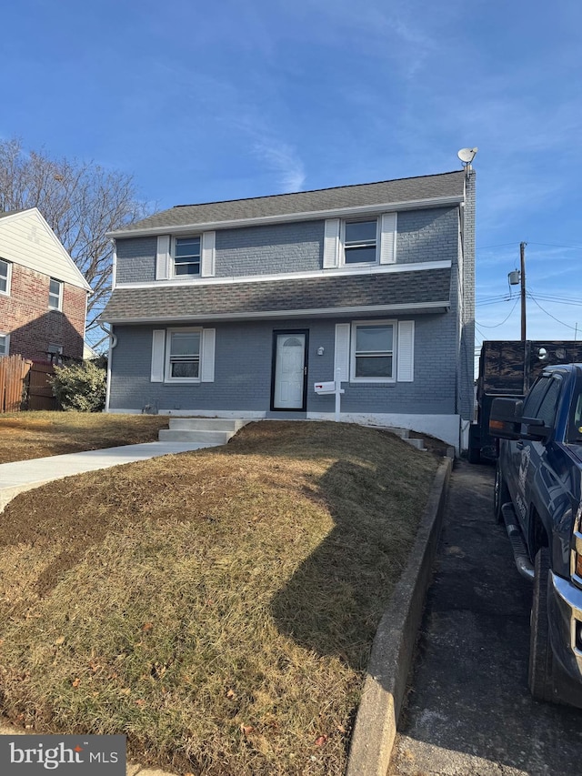 view of front of home featuring a front yard