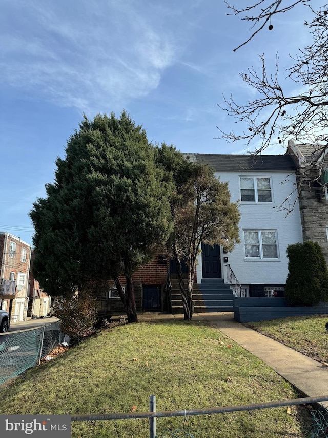 view of front facade with a front yard