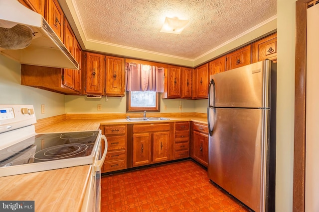 kitchen with crown molding, sink, white electric stove, a textured ceiling, and stainless steel refrigerator