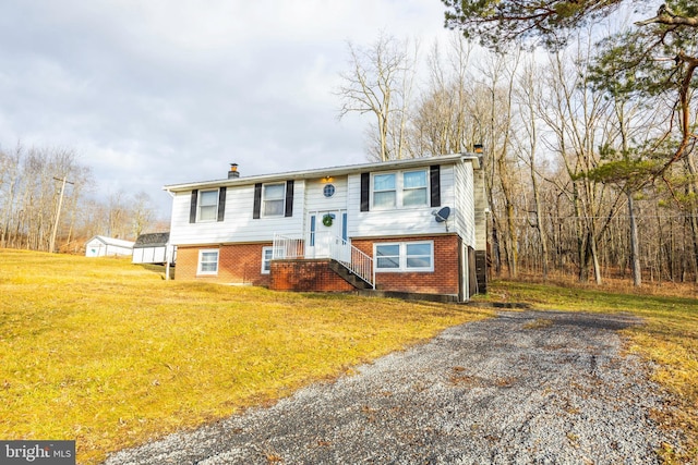 split foyer home with a front yard