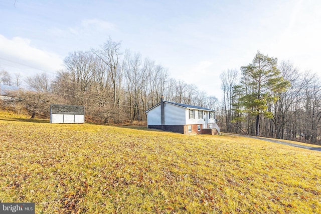 view of yard with a storage shed