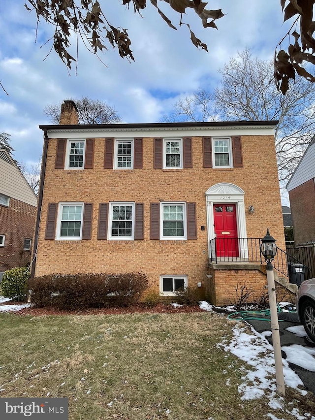 view of front of property featuring a front yard