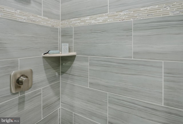 bathroom featuring a tile shower