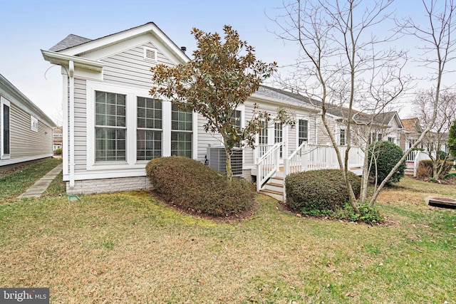 view of front facade with a front yard