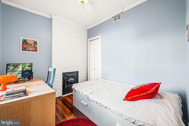 bedroom featuring dark hardwood / wood-style floors, ceiling fan, and ornamental molding