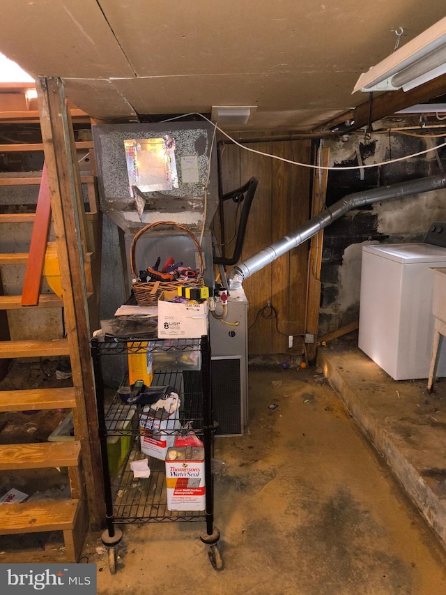 basement featuring washer / dryer