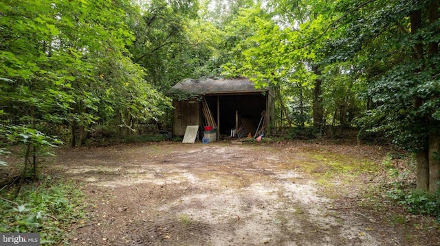 view of yard featuring an outbuilding