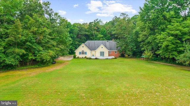 view of front of property featuring a front yard