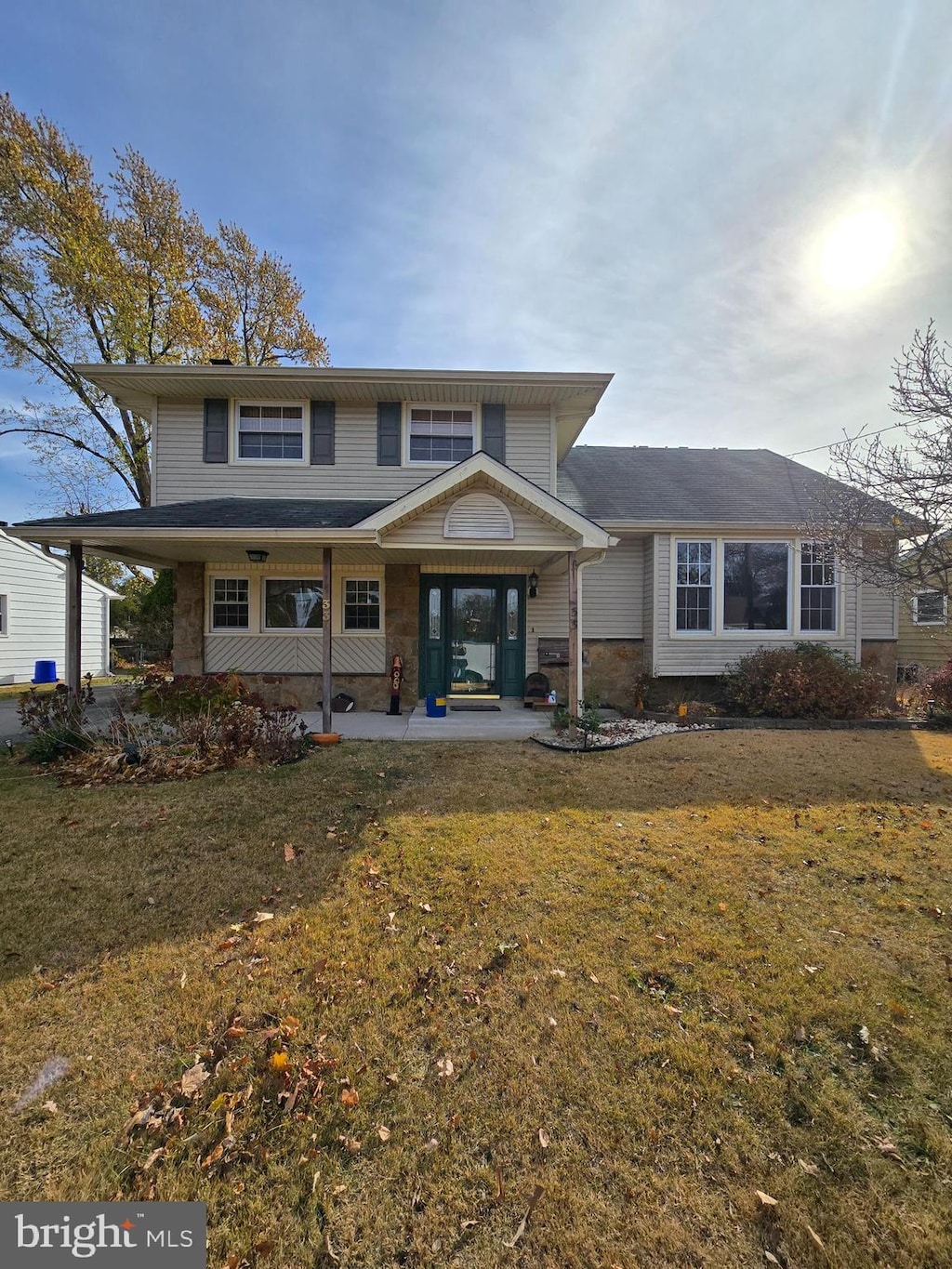 view of front of property featuring a front lawn