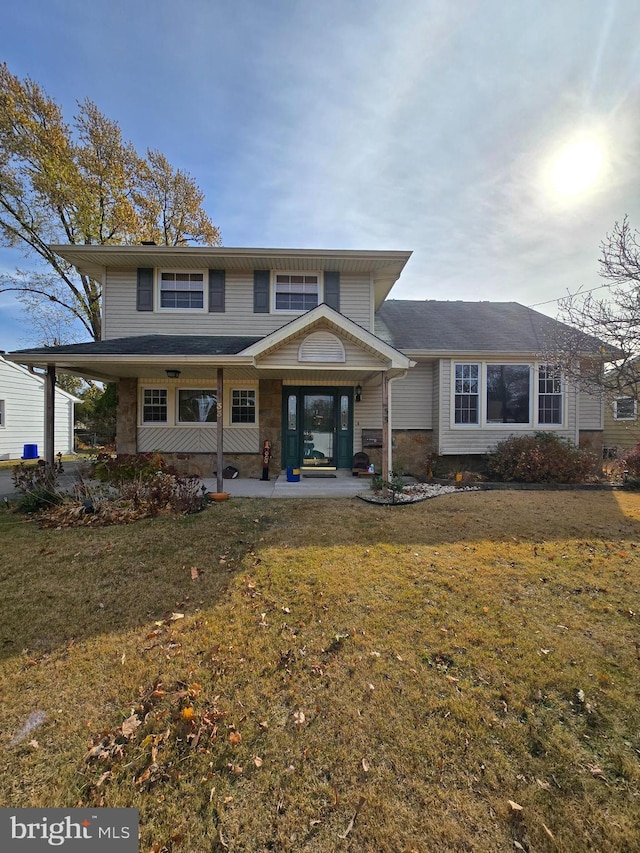 view of front of property featuring a front lawn