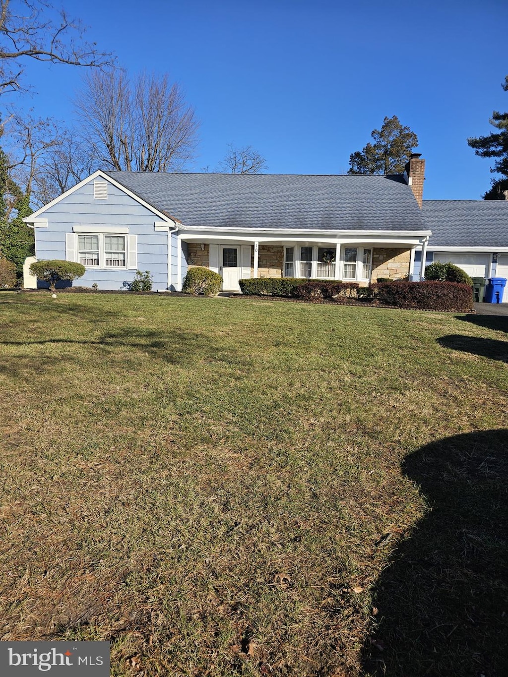 single story home featuring a front yard