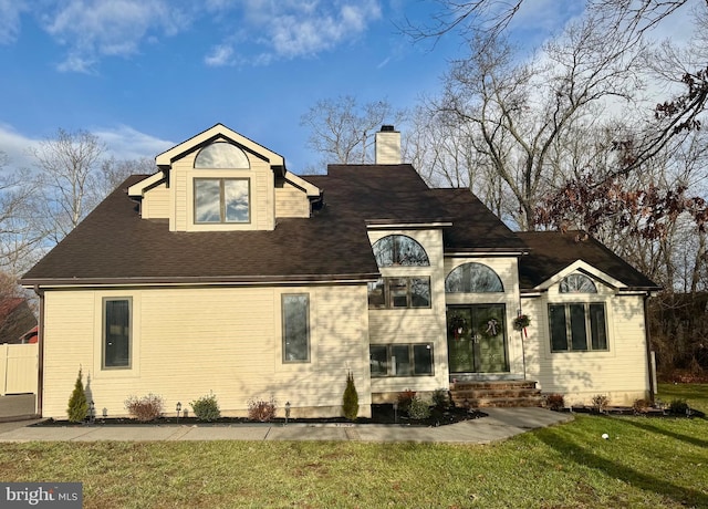 view of front of house featuring a front yard