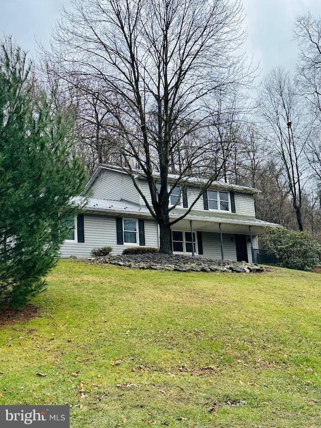 view of front of property featuring a front yard