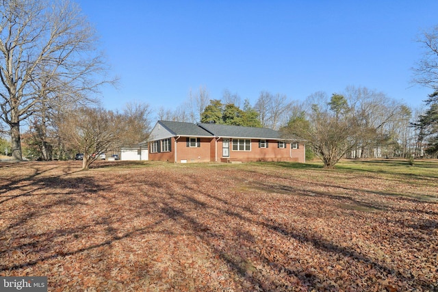 single story home featuring a front lawn