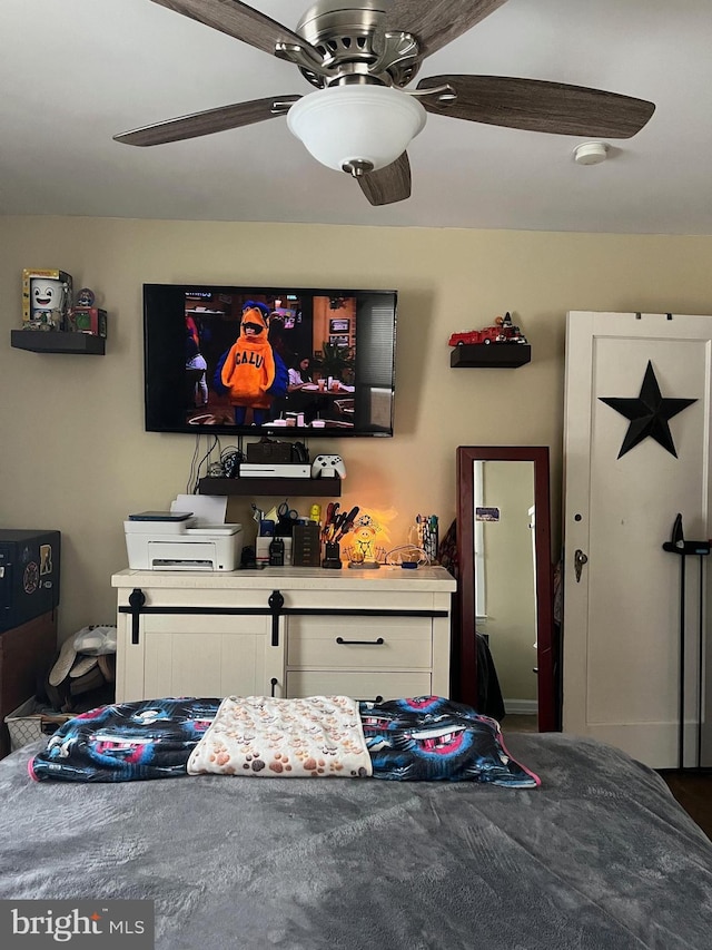 bedroom featuring ceiling fan