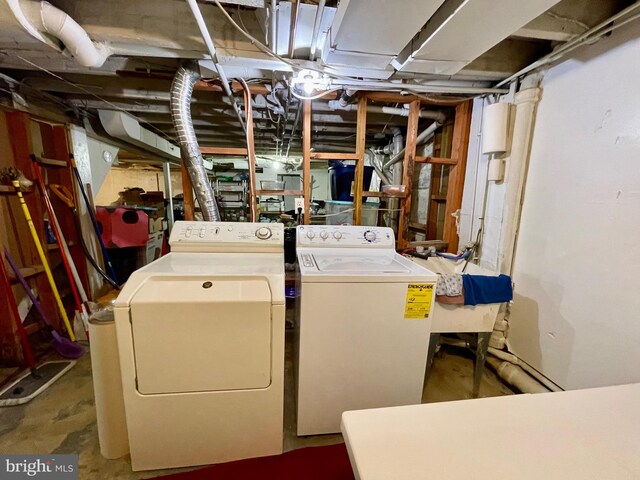 laundry room with washing machine and dryer