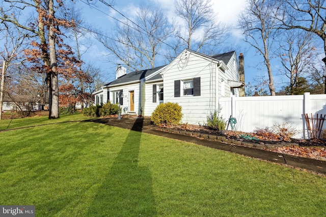 view of front facade with a front lawn