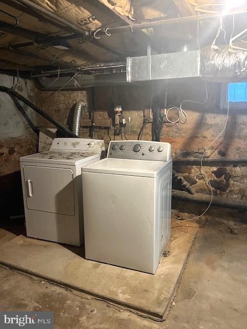 laundry room with washing machine and clothes dryer