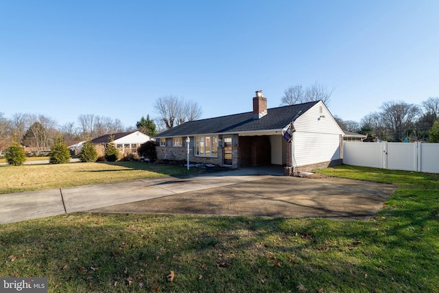 view of front facade featuring a front yard