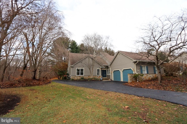 view of front of house featuring a front lawn and a garage