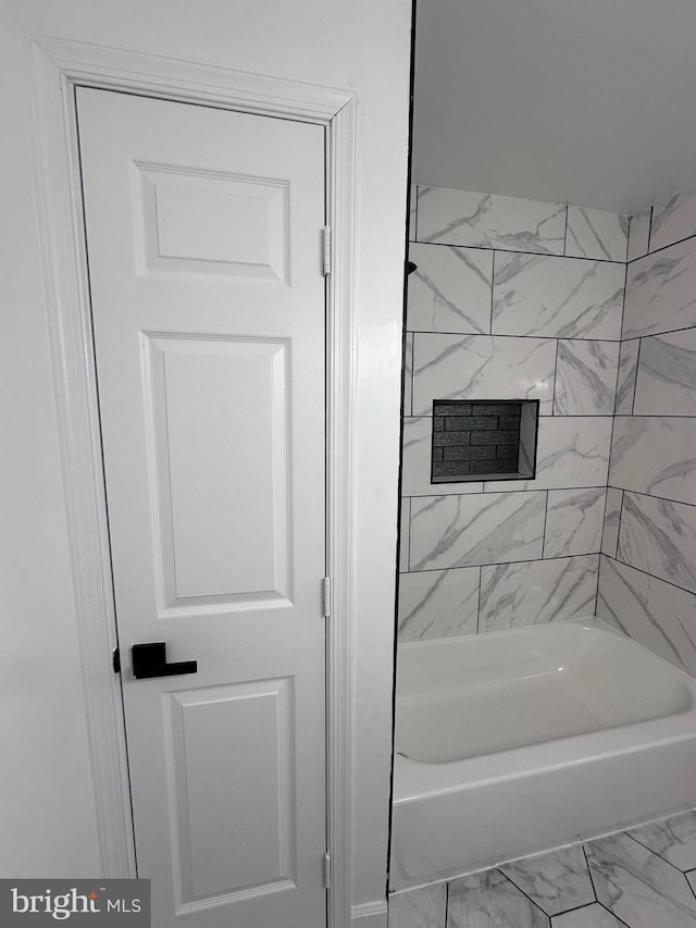 bathroom with tiled shower / bath combo