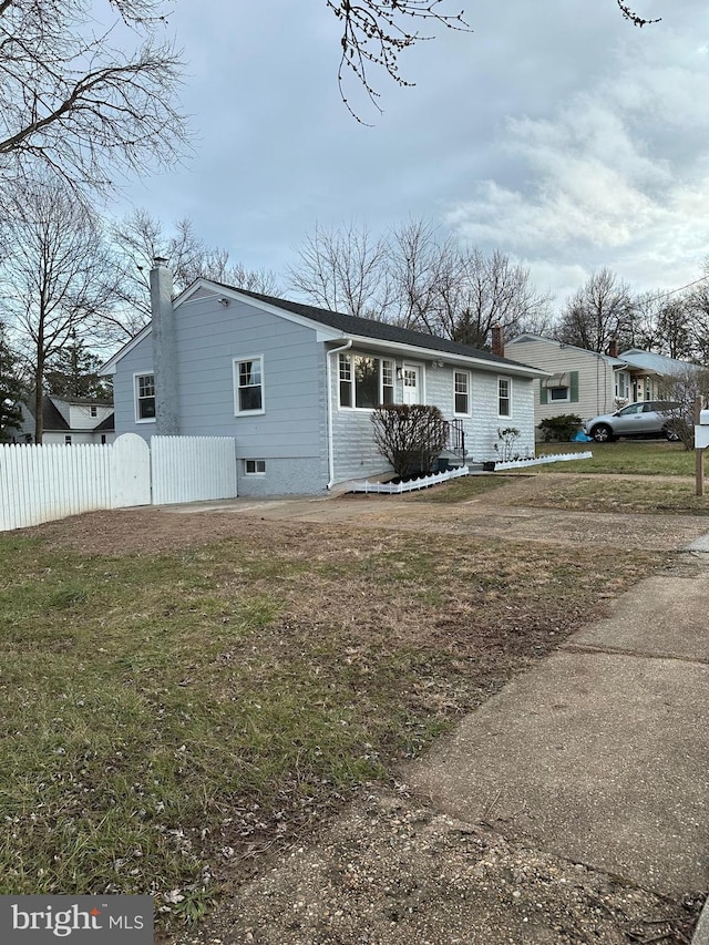 view of front of house with a front lawn