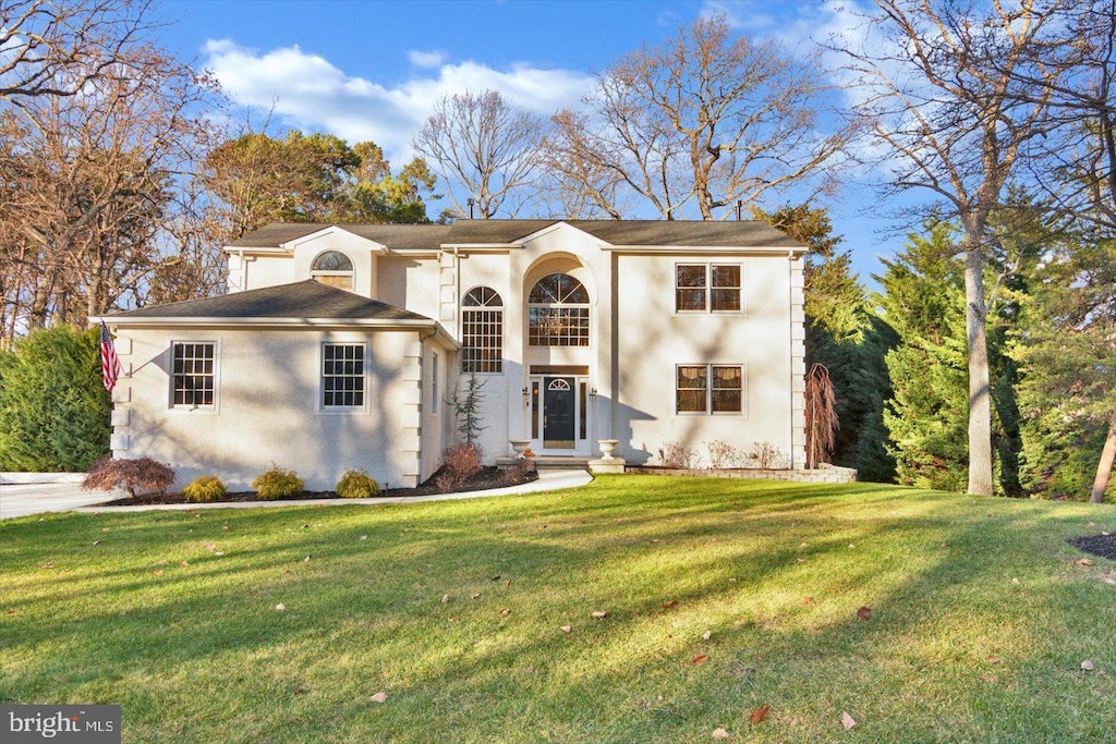 view of front facade featuring a front yard