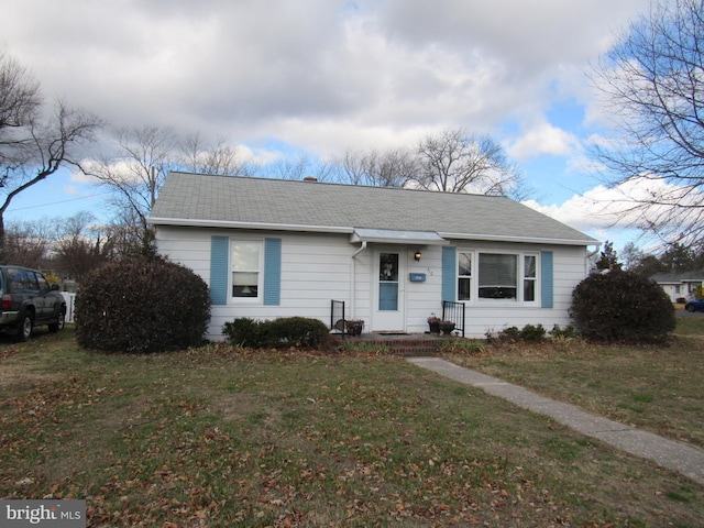 view of front of property featuring a front lawn