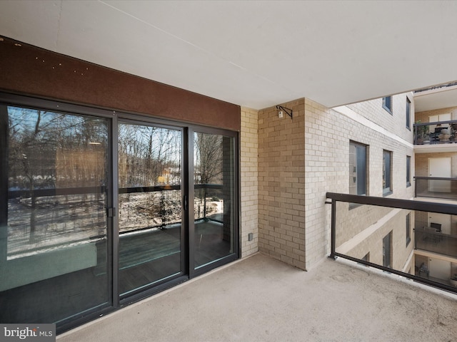 property entrance featuring a balcony