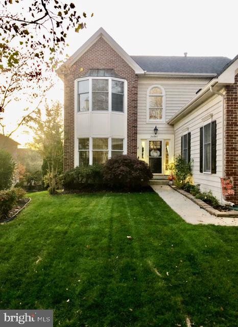 view of front of home featuring a front lawn