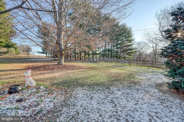 view of yard featuring a rural view