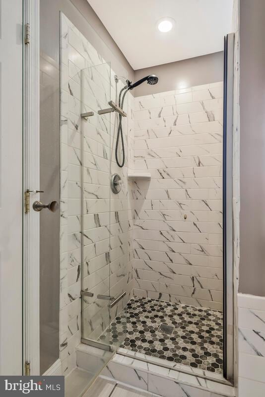 bathroom featuring a tile shower