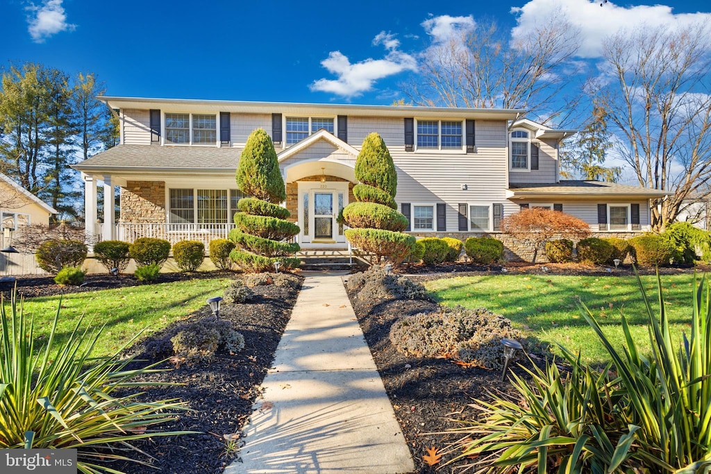 view of front of house with a front lawn