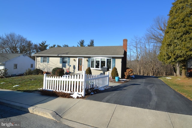 view of front facade with a front yard