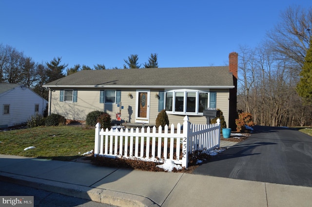 view of front of house featuring a front lawn