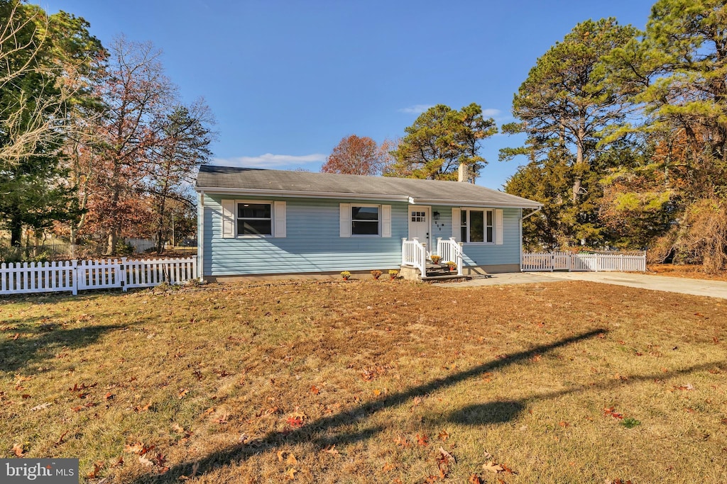 single story home featuring a front yard