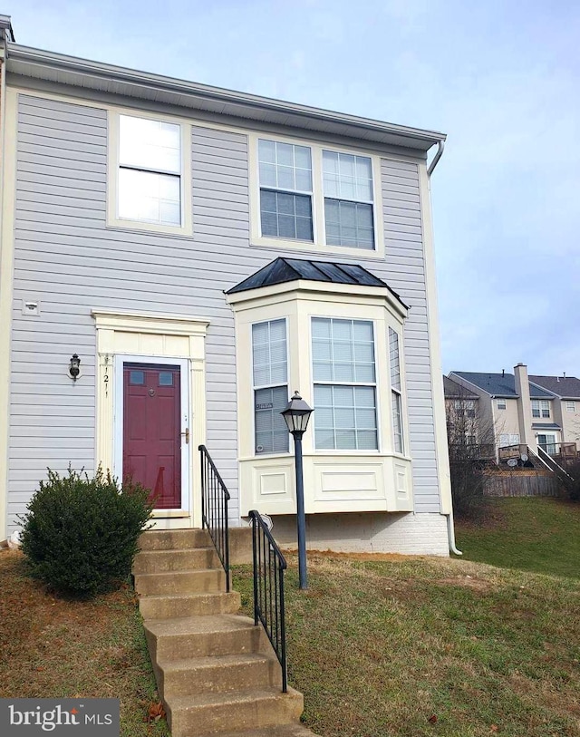 view of front of home featuring a front yard