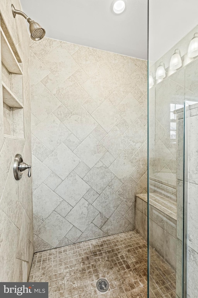 bathroom featuring a tile shower