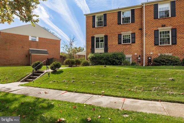 view of front of house featuring a front yard