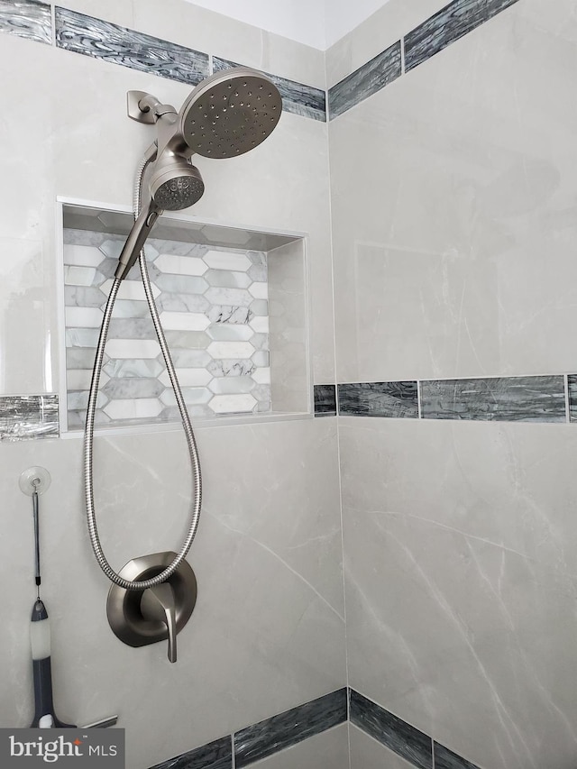 details featuring tiled shower