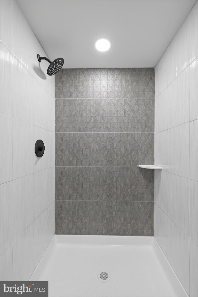 bathroom featuring a tile shower