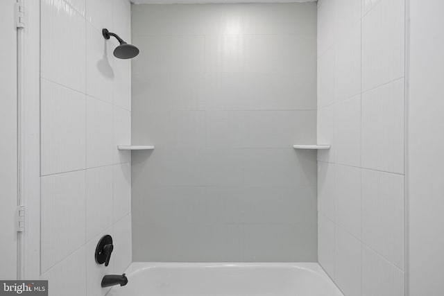 bathroom with tiled shower / bath combo